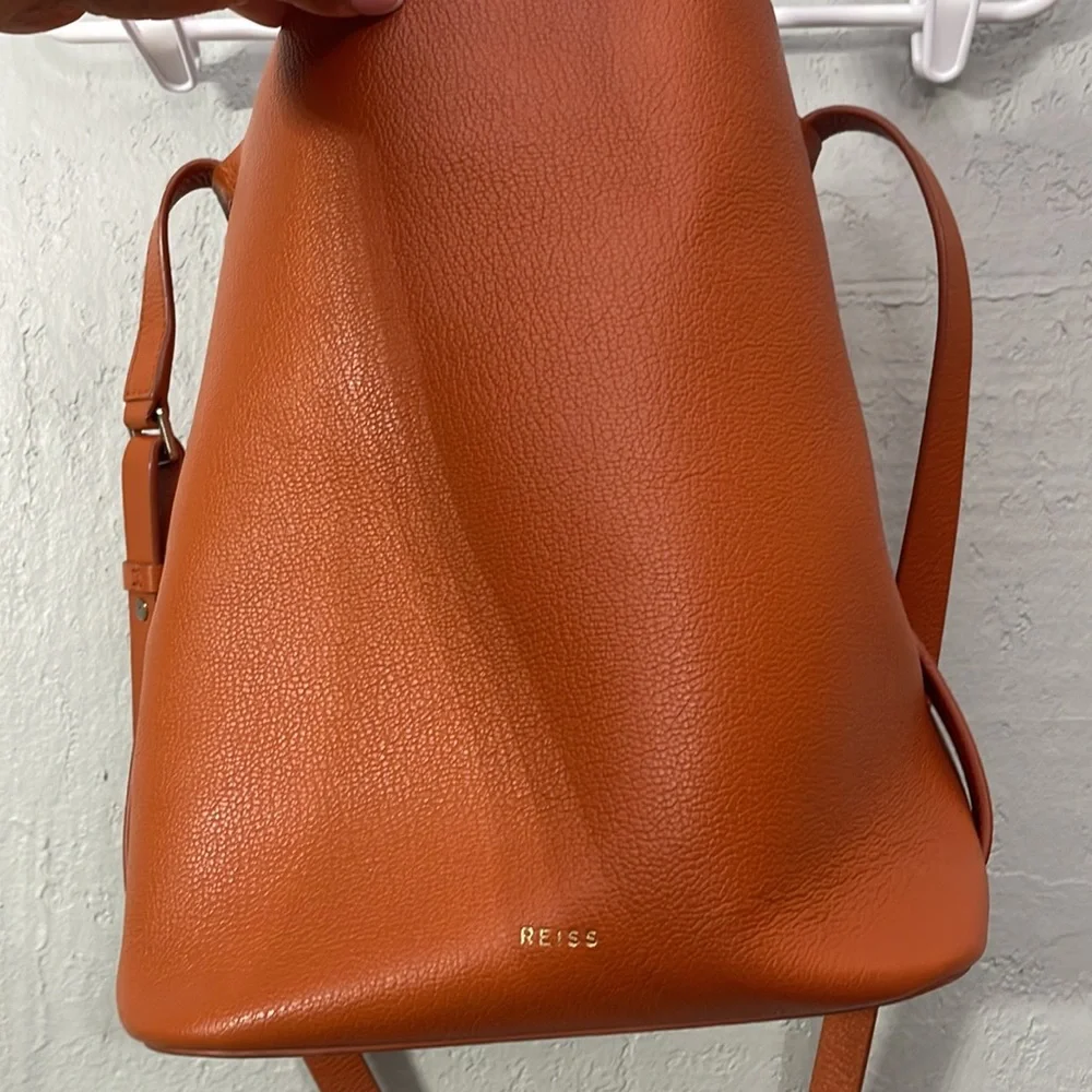 Reiss hudson leather bucket bag in hazel